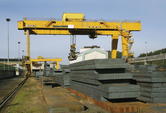 Zewnętrzna suwnica bramowa MG Model 32ton w fabryce kamienia
