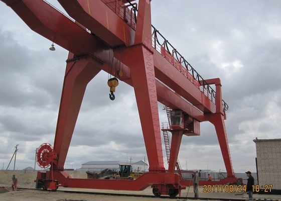 Suwnica bramowa z podwójną belką 50/10 ton na kółkach 38,5 m / min Sterowanie kabiną