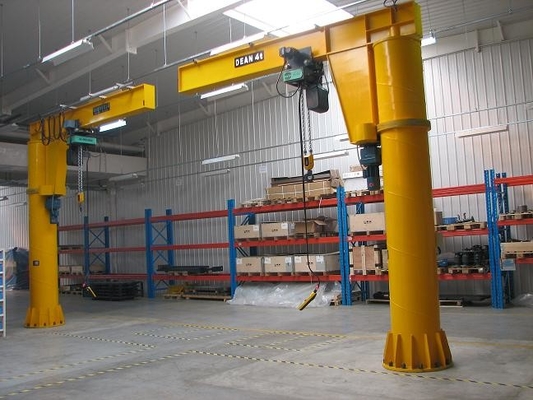 Stały słup wolnostojący z wysięgnikiem wspornikowym 5 ton na stanowiskach roboczych