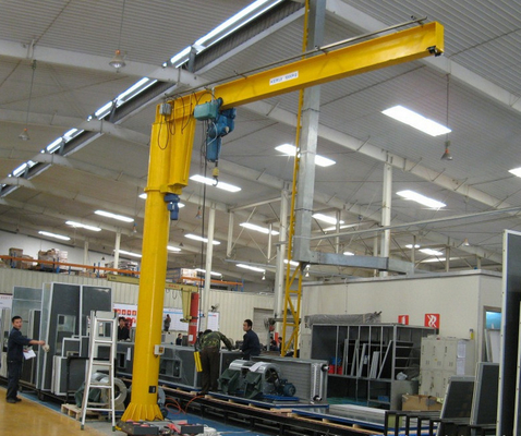Stały słup wolnostojący z wysięgnikiem wspornikowym 5 ton na stanowiskach roboczych